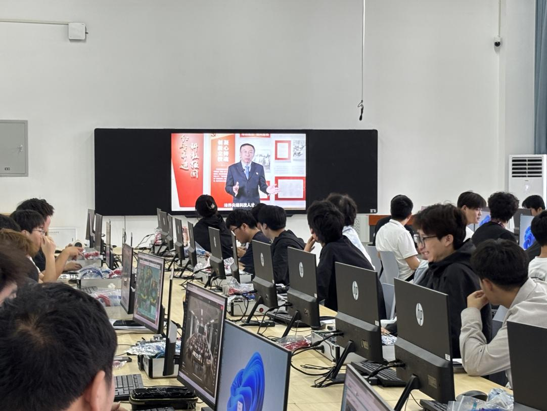 智能制造学院组织观看2025年高校党组织示范微党课